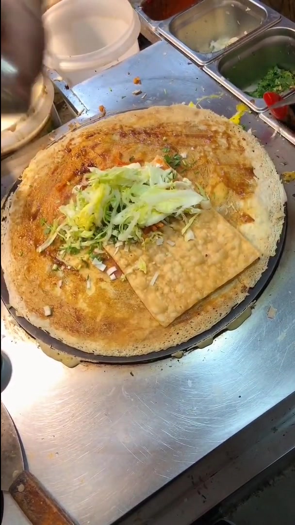北京的这家煎饼果子店铺火了,8元一份,老板每天都忙不过来!