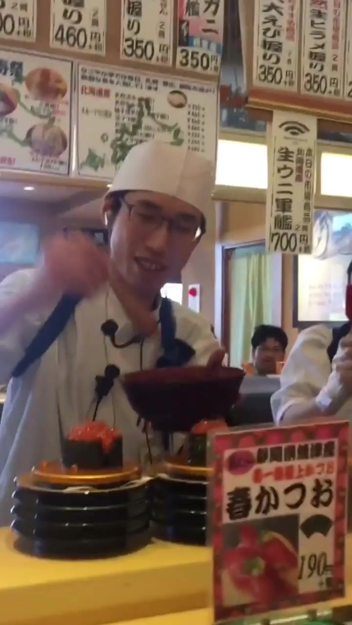日本寿司店的鱼籽,特别好吃,这鱼籽是不要钱的吗?放这么多!