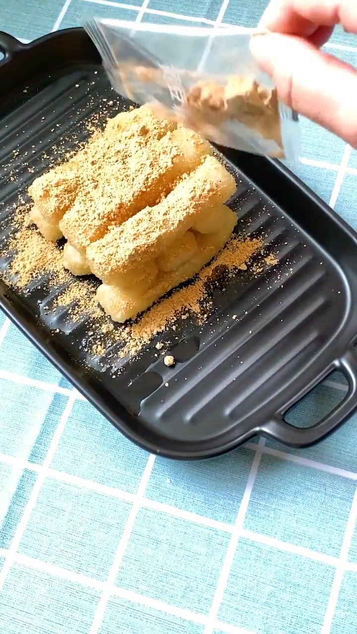 一碗面粉,一碗红糖,只需炸一炸,软软糯糯真好吃的红糖年糕!