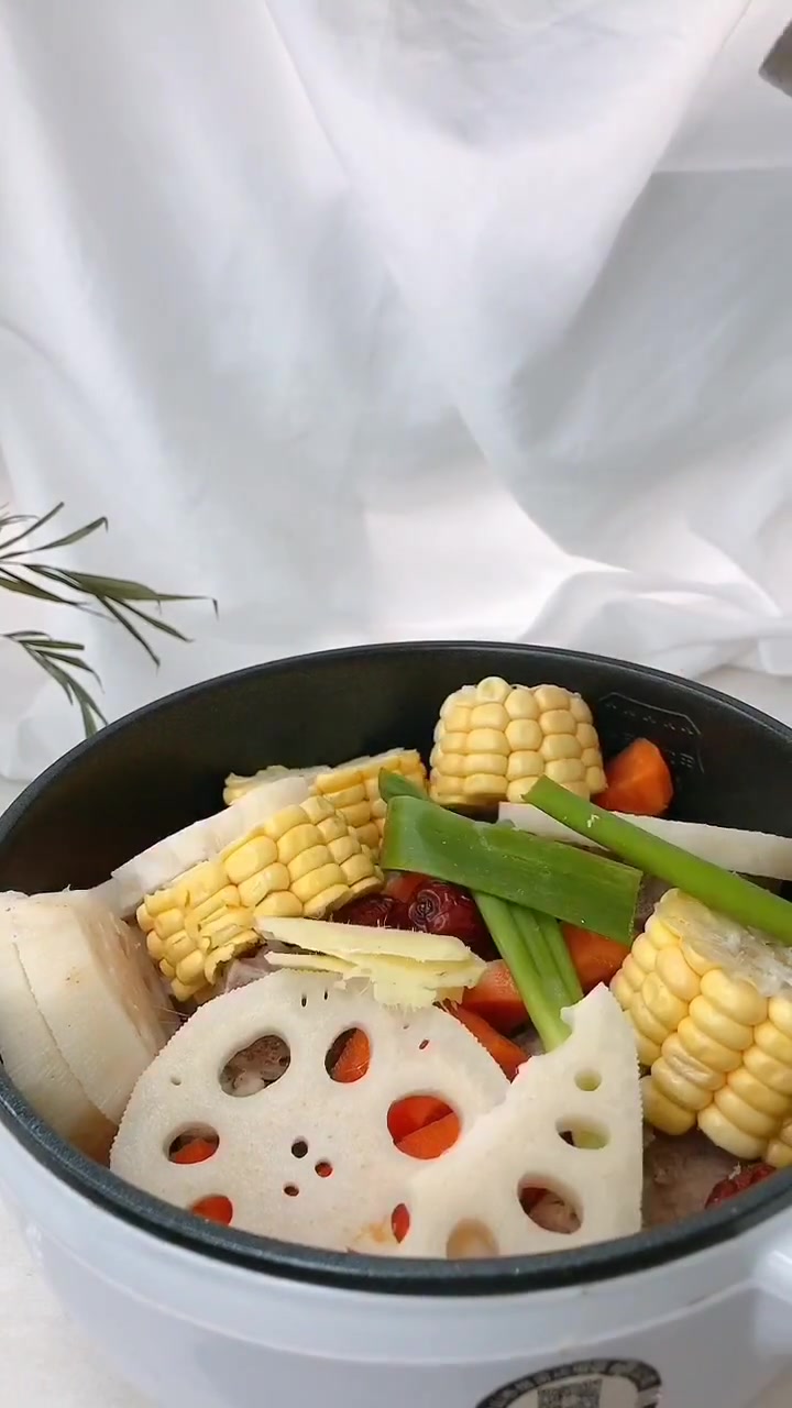 排骨莲藕玉米汤,汤白肉嫩有营养,让你喝了还想喝!