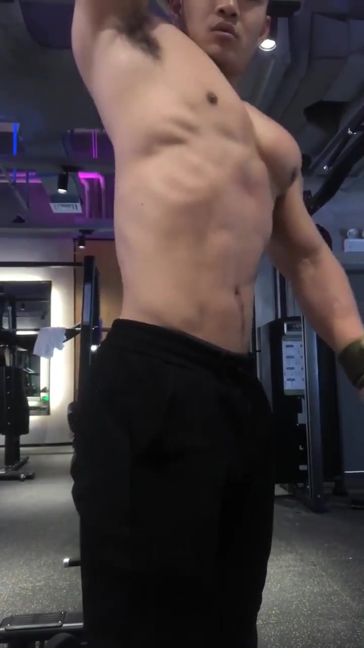 肌肉男都喜欢离镜头近拍照吗,这位手臂真粗壮,鲨鱼肌也很亮眼!