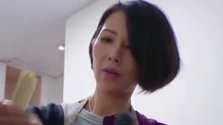#我最爱的女人们#【芒果TV重磅自制《我最爱的女人们》】 张晋和妈妈在厨房里准备做饭,被蔡