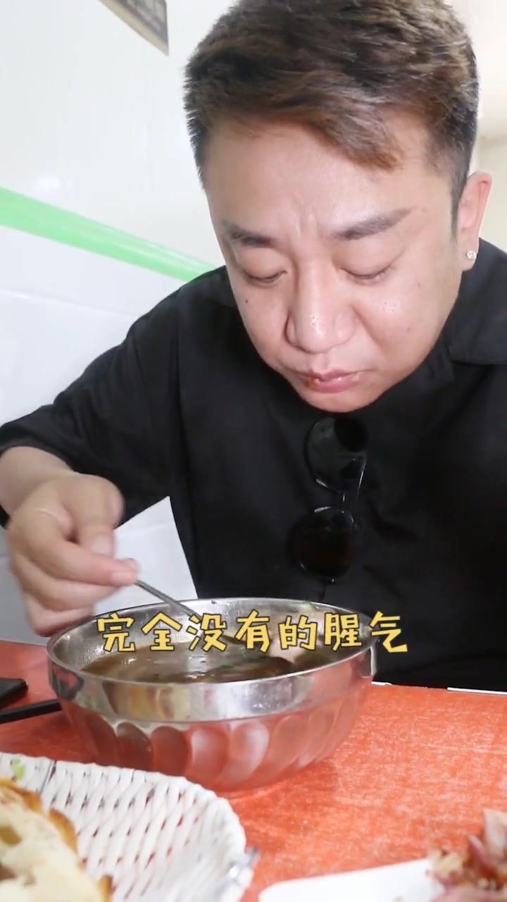 来上一碗驴杂汤,再搭配两个驴肉火烧,那叫一个得劲啊
