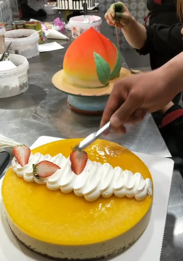 本来拍摄的是做水果蛋糕,不料却被后面的寿桃抢镜!