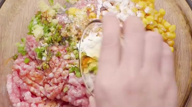 【玫瑰花抱蛋虾饺】拌好馅料,放到饺子皮上,几张饺子皮对折卷一卷,就是逼真的玫瑰花造型,肉香