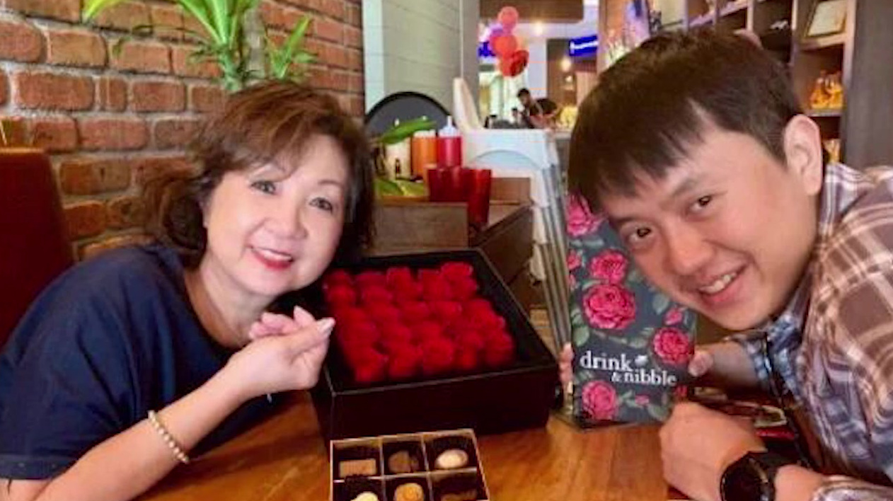 【迟到的母亲节祝福!林俊杰晒妈妈与哥哥合照,送二十五朵玫瑰】13日,林俊杰发了一条微博,他