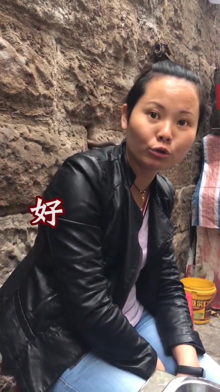 重庆最难排队的肥肠鸡?山脚排到山顶,白天排到黑夜,素菜免费送