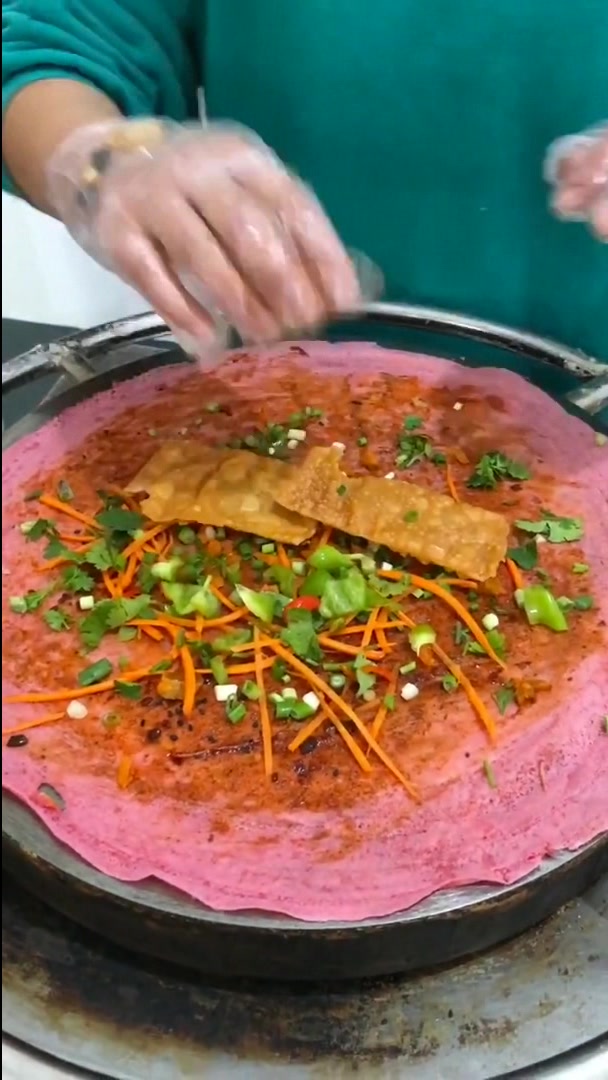 路边摊卖的果蔬煎饼果子,既好吃又好看,难怪生意那么好!