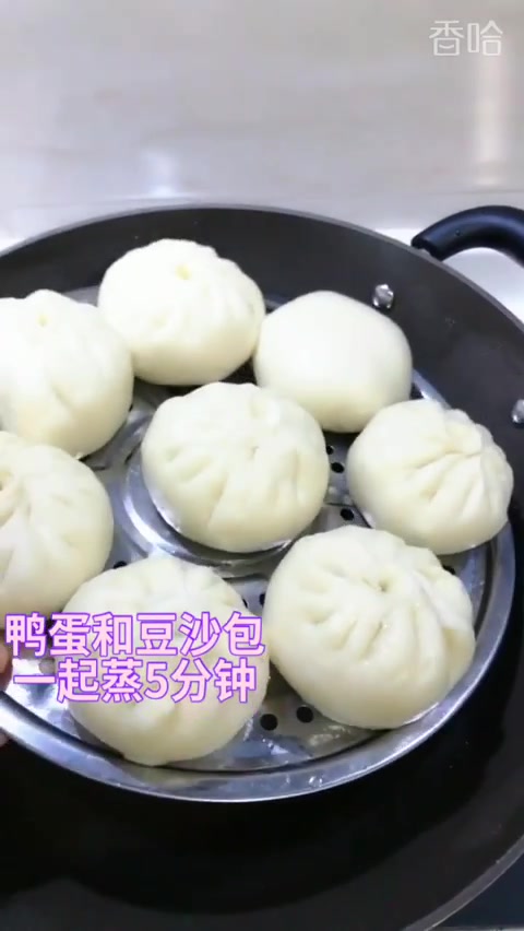 前一天晚上做的豆沙包,红柚,鸭蛋,提子,菠萝蜜,酸奶
