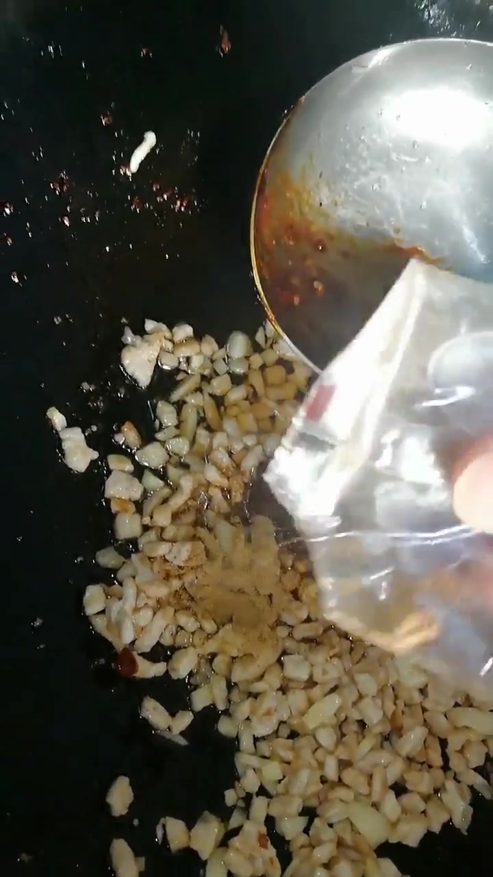 咱也没想到,肉酱还能跟菠菜一起吃,太下饭了吧!
