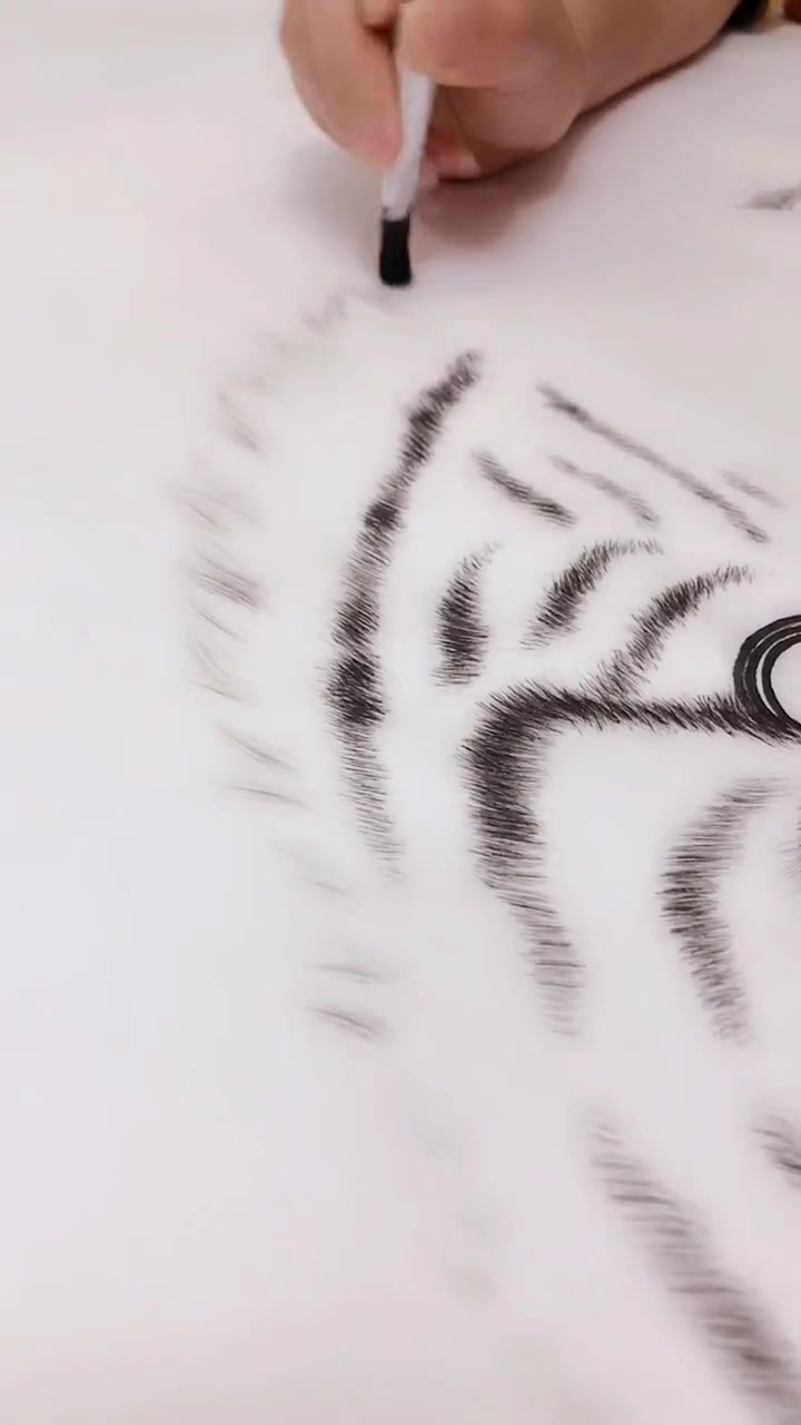 高手在民间:小姐姐画技精湛,画虎栩栩如生,网友:都被吓到了!