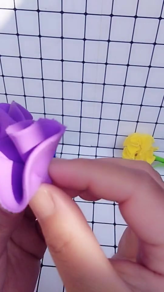 用橡皮泥做康乃馨制作教程,非常简单易学,你学会了吗?