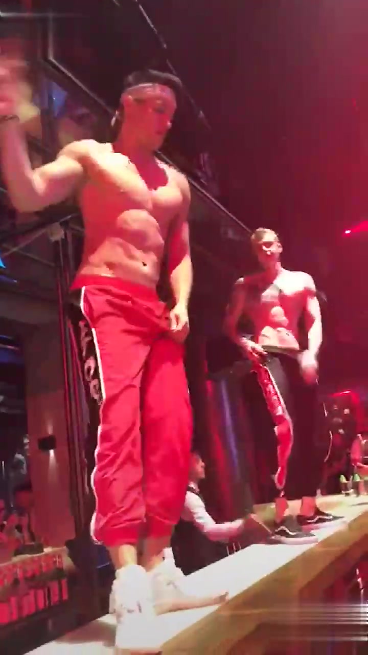 欧美CLUB肌肉男跳舞,身材异常柔软,看得我也想去一起跳了!