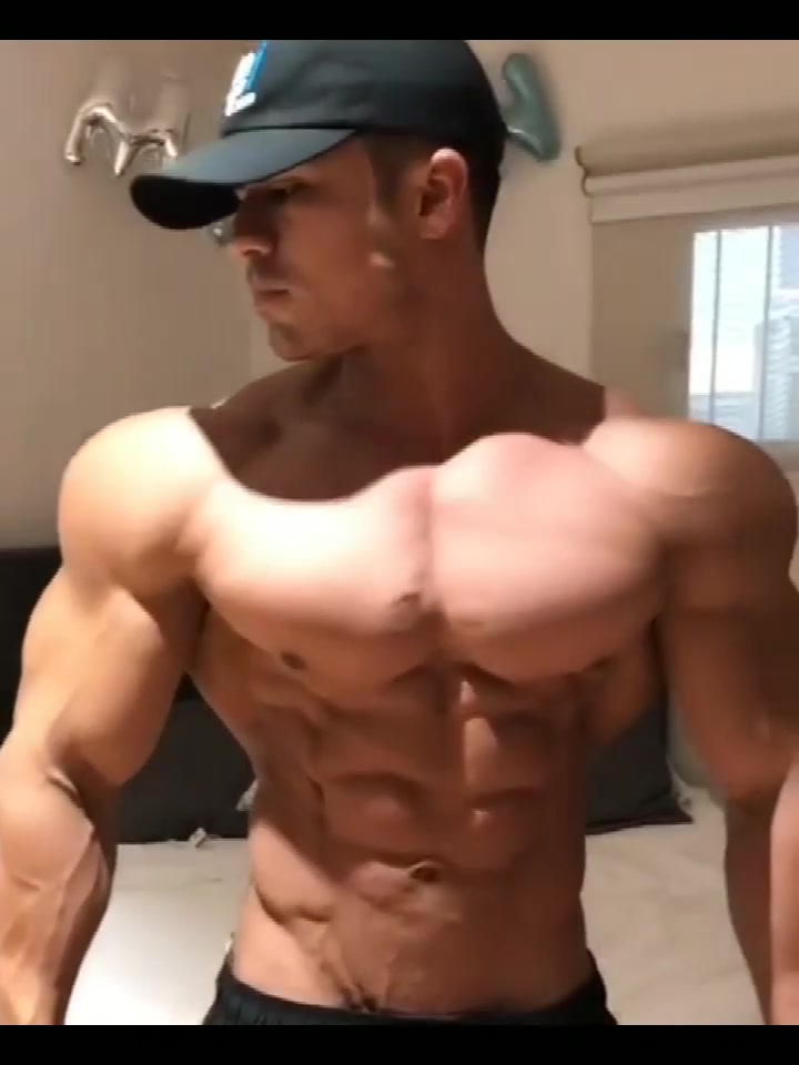 帅气肌肉男展示身材,身材比例超级完美,腹肌才是最抢眼的!