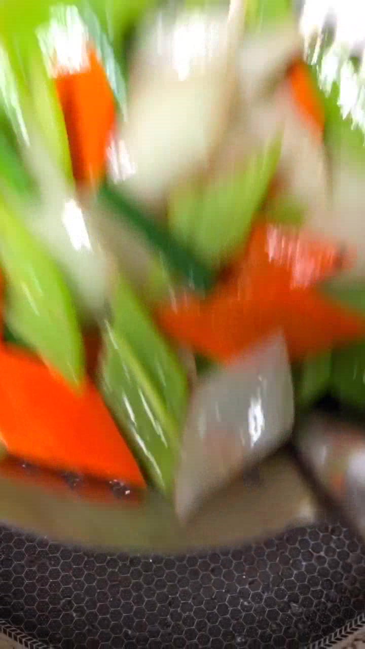 八爪鱼的酱爆做法,比烧烤摊的烤鱿鱼还香,很适合新手做!
