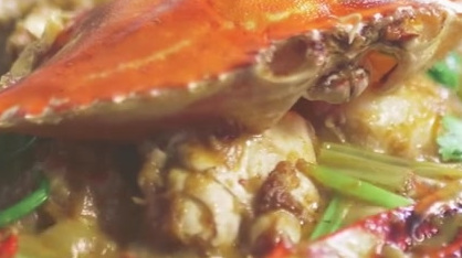 这一口下去得上天!鲜嫩蟹肉裹上浓郁红咖喱可太香辣!  红咖喱味道会有点辣味,配上椰浆,口味