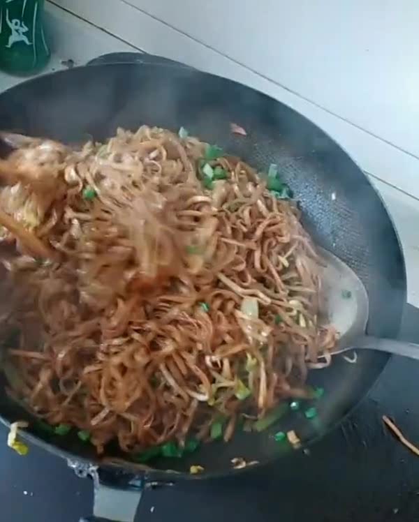 用挂面蒸的卤面,里面就算不放肉,也好吃!