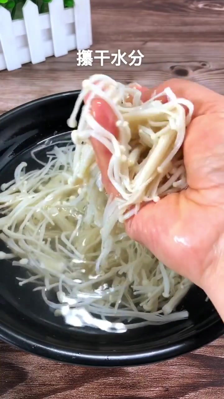 凉拌金针菇的做法,这样做的凉菜不油腻,很适合夏天