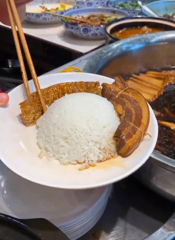 甏肉米饭盖浇饭,本来一直盯着肉,辣椒浇上更馋了!