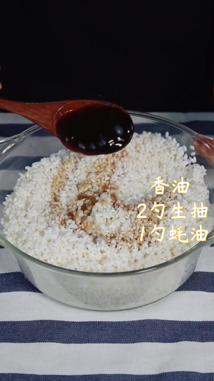 电饭煲腊肠焖饭做法,想吃的朋友学一学,好吃