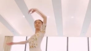 优雅的环境,暖色调的教室,美丽的芭蕾服,英国皇家歌剧院同款地板胶,随堂钢琴伴奏……感觉自己