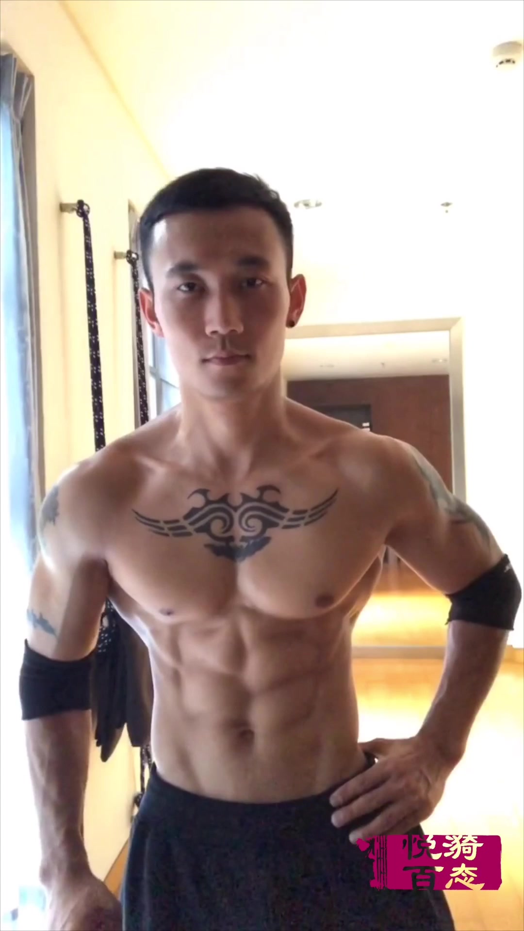 阳刚爷们的肌肉男秀身材,饱满的胸肌和冰块盒般的腹肌好迷人!
