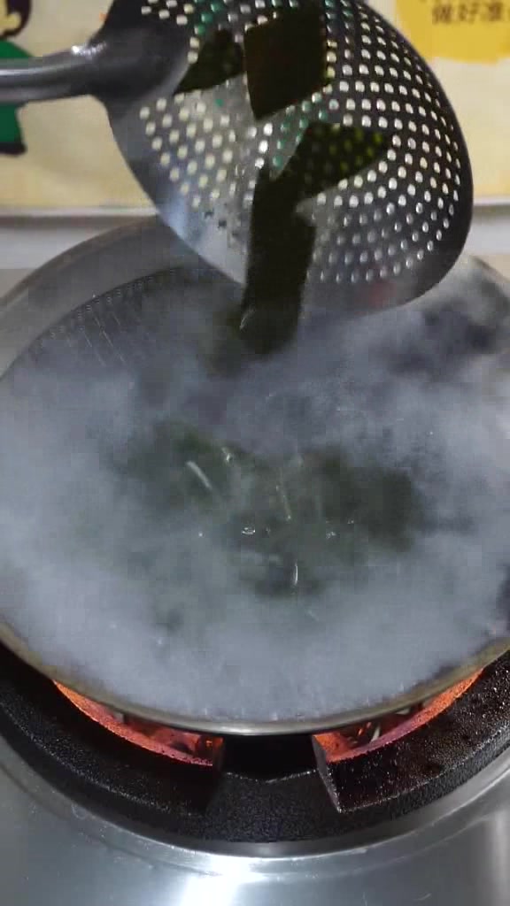 教你海带黄豆猪蹄汤的秘制做法,汤鲜味美又下饭,老人小孩都爱吃