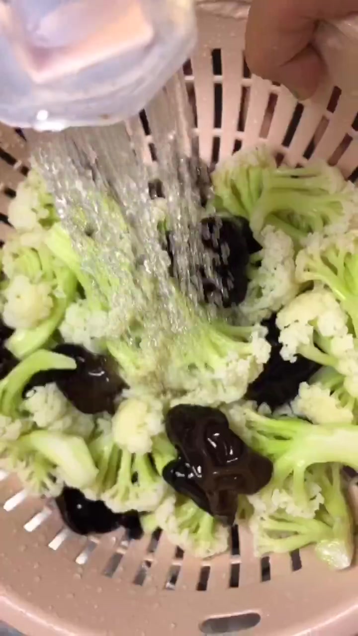 西红柿炒菜花真是最简单的家常菜,下饭美味,全家都爱吃这口