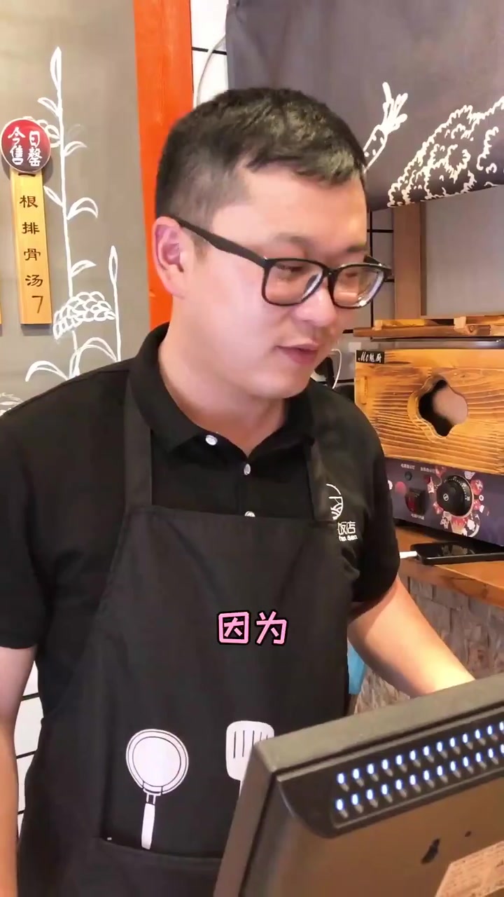 这家店不大干净整洁,“招牌扬州炒饭”火腿肠青豆,吃着超有嚼劲