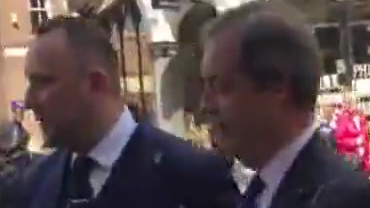 【防不胜防!禁售令之后,英国脱欧党领袖仍被人泼奶昔】欧洲议会选举之际,为防止抗议人士向英国