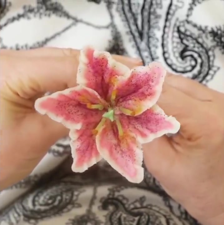 裱花师的手艺不是吹的,裱出的花朵栩栩如生,太美了