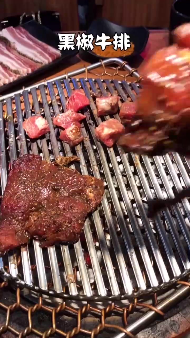 泥炉烤肉,你吃过吗?蘸上秘制料汁,妈耶!感觉人生到达了高潮!