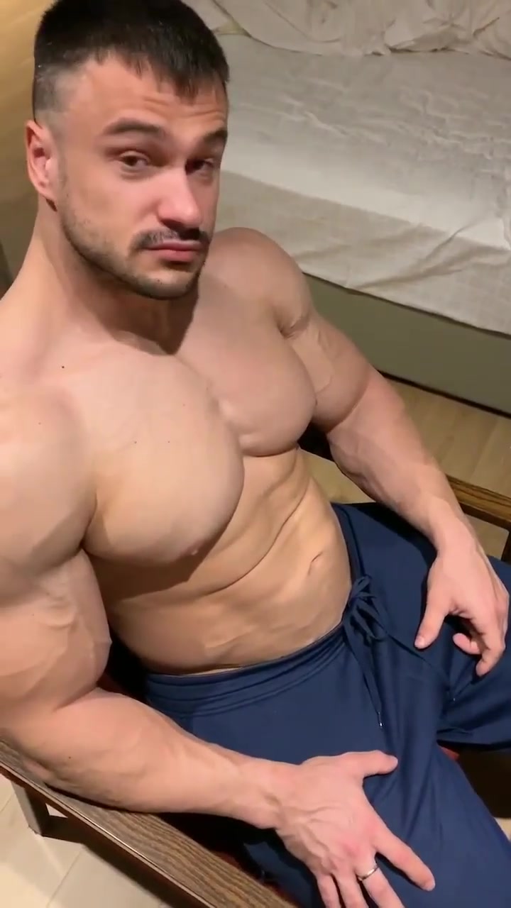 不得不说罗曼的这身肌肉很性感,而且皮肤好好,羡慕了!