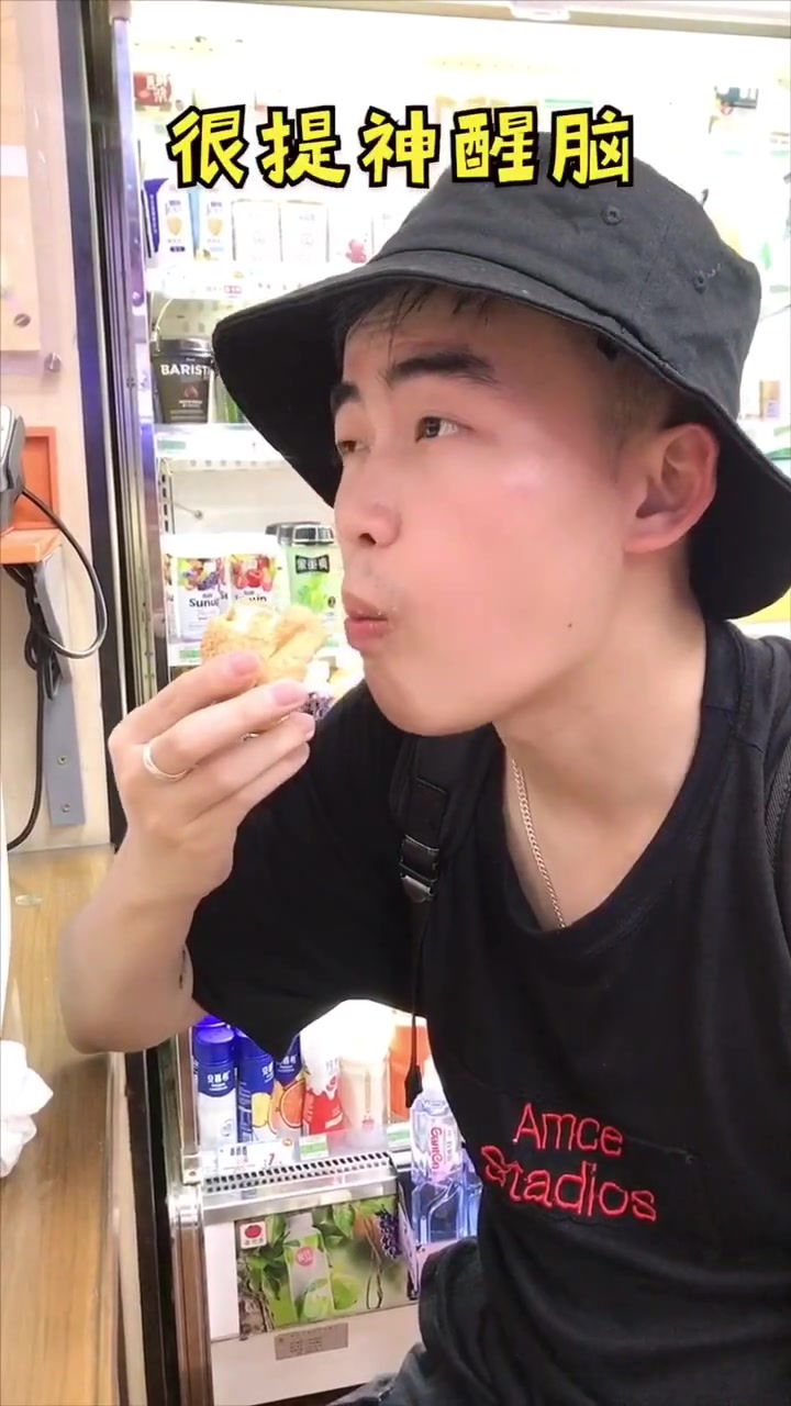 超喜欢吃他家的,“冰淇淋泡芙”外面酥脆,哇哦!凉凉的冰淇淋酱