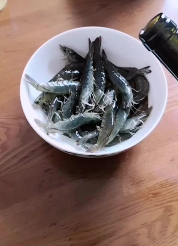 本想吃醉虾,倒酒的瞬间,原谅我没做好准备