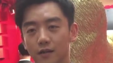 郑恺三亚品牌活动。 郑恺一身黑色西装惊喜亮相三亚,为品牌站台助阵,引发现场粉丝阵阵欢呼!对