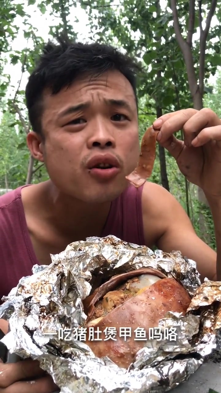 槟榔男神现在条件真好,猪肚包甲鱼,这种吃法真是独一无法!