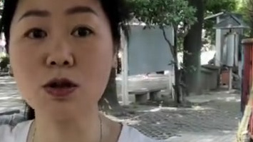 【五小伙组团偷观赏锦鲤 鱼主人提醒药物饲养千万别吃】5月21日凌晨,扬州工人文化宫广场一处