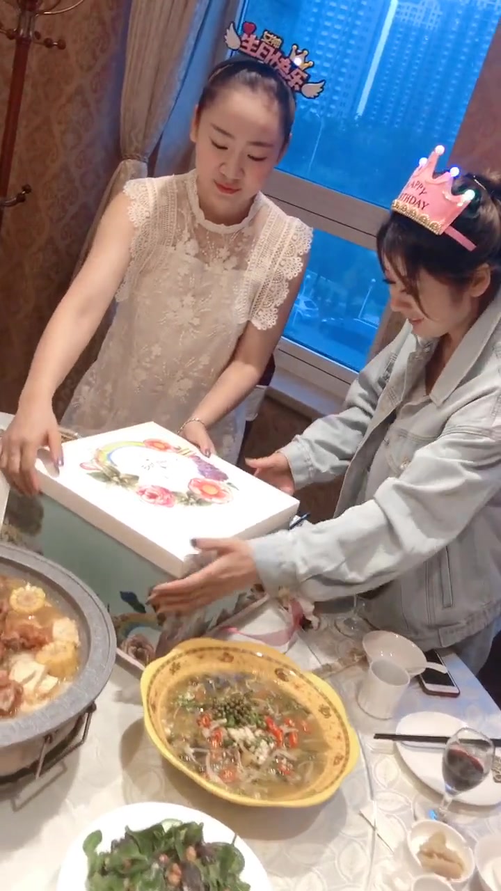 妹妹过生日,姐姐送的生日蛋糕亮了,你俩是有仇吧!