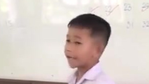 【小学生泰式英语腔调十足!动作“妖娆”笑翻网友:还能拐弯?!】5月25日,一段泰国小学生用