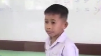 【小学生泰式英语走红!动作“妖娆”笑翻网友:还能拐弯?!】5月25日,一段泰国小学生用英语