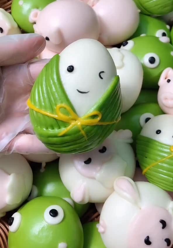 这是谁做的卡通包子?看到掰开后的那一幕,真想咬一口尝尝!