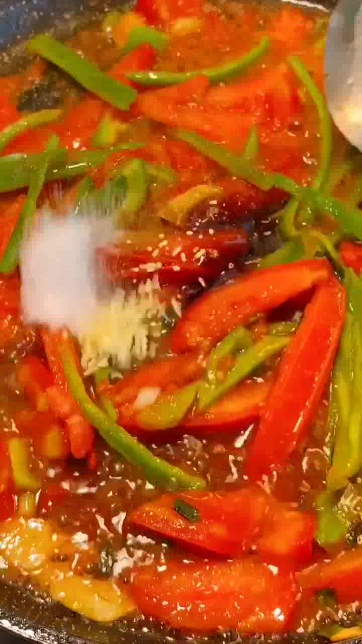 家常小炒西红柿炒大头菜,色香味俱全,简单易上手,好吃又营养