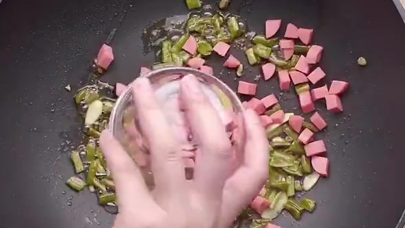 【酸豆角炒饭】酸豆角浸入了肉的香,肉又被酸豆角的酸爽去除了腻味,完全相辅相成!吃起来只觉清