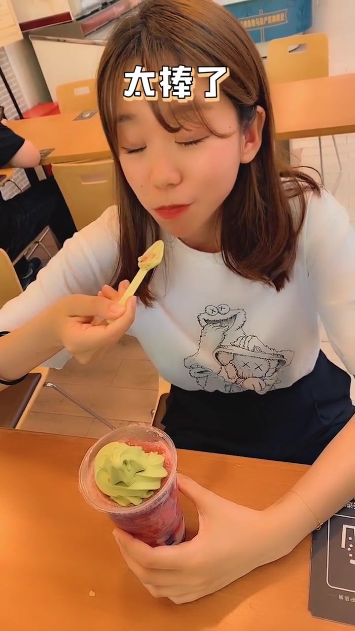全家冰沙隐藏吃法,草莓冰沙不加奶,一份抹茶冰淇淋,太好吃了吧