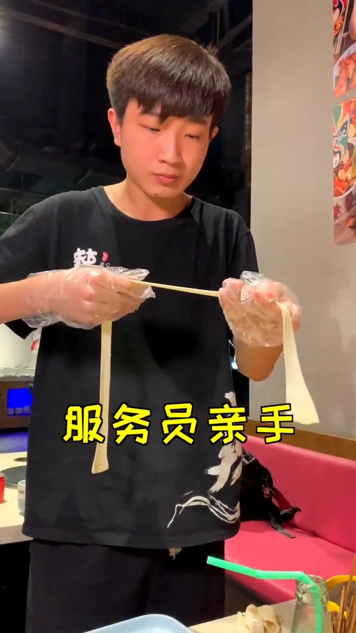 一盘丰富的串串一个鸳鸯锅,辣锅煮肉串清汤涮蔬菜,简直太幸福啦
