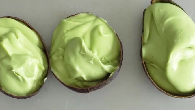 虽然说玫瑰冰淇淋听上去不错,但是小编还是偏爱更健康的牛油果冰淇淋~ 牛油果富含多种维生素、