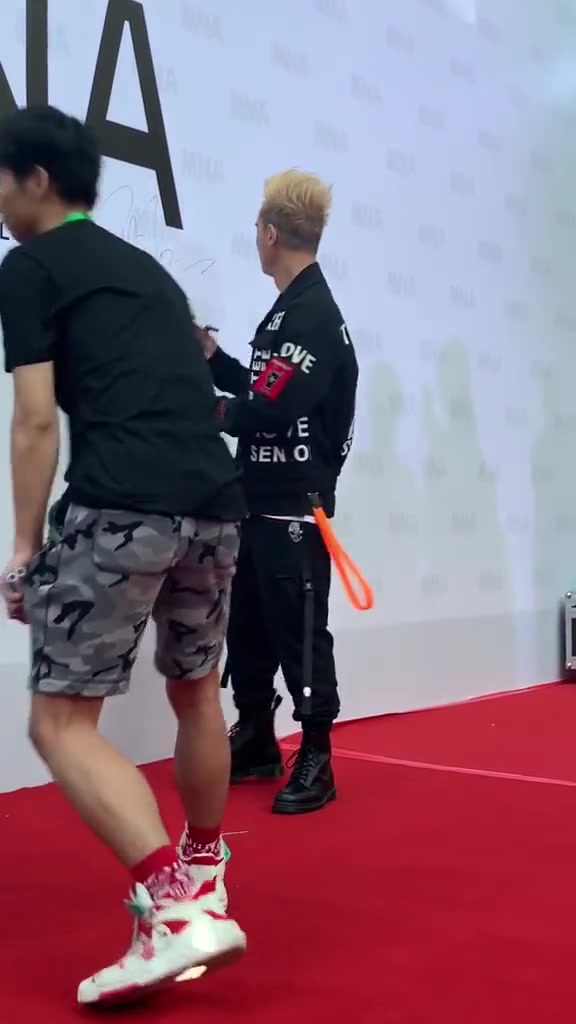 陈小春上线了,走起路来很霸气,黄色发型很招摇,不愧是山鸡哥!