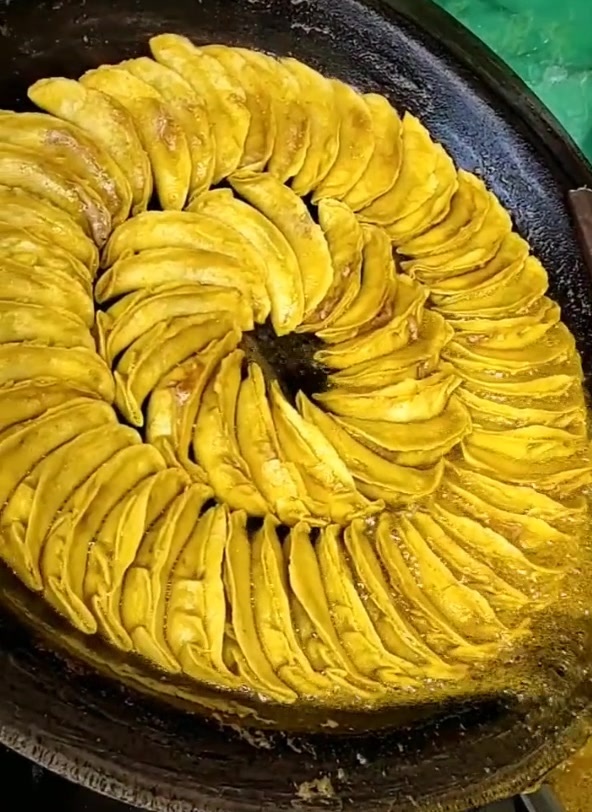 这才是真正的黄金饺,太馋人了,网友:倒出的油去哪了?