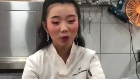 【重庆人是火锅做的!美女烘焙师改良火锅底料蛋糕:老南瓜做主料,真辣椒做装饰】川渝地区的火锅